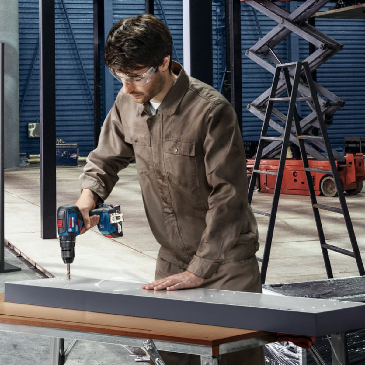 como escolher uma parafusadeira, homem usando uma parafusadeira