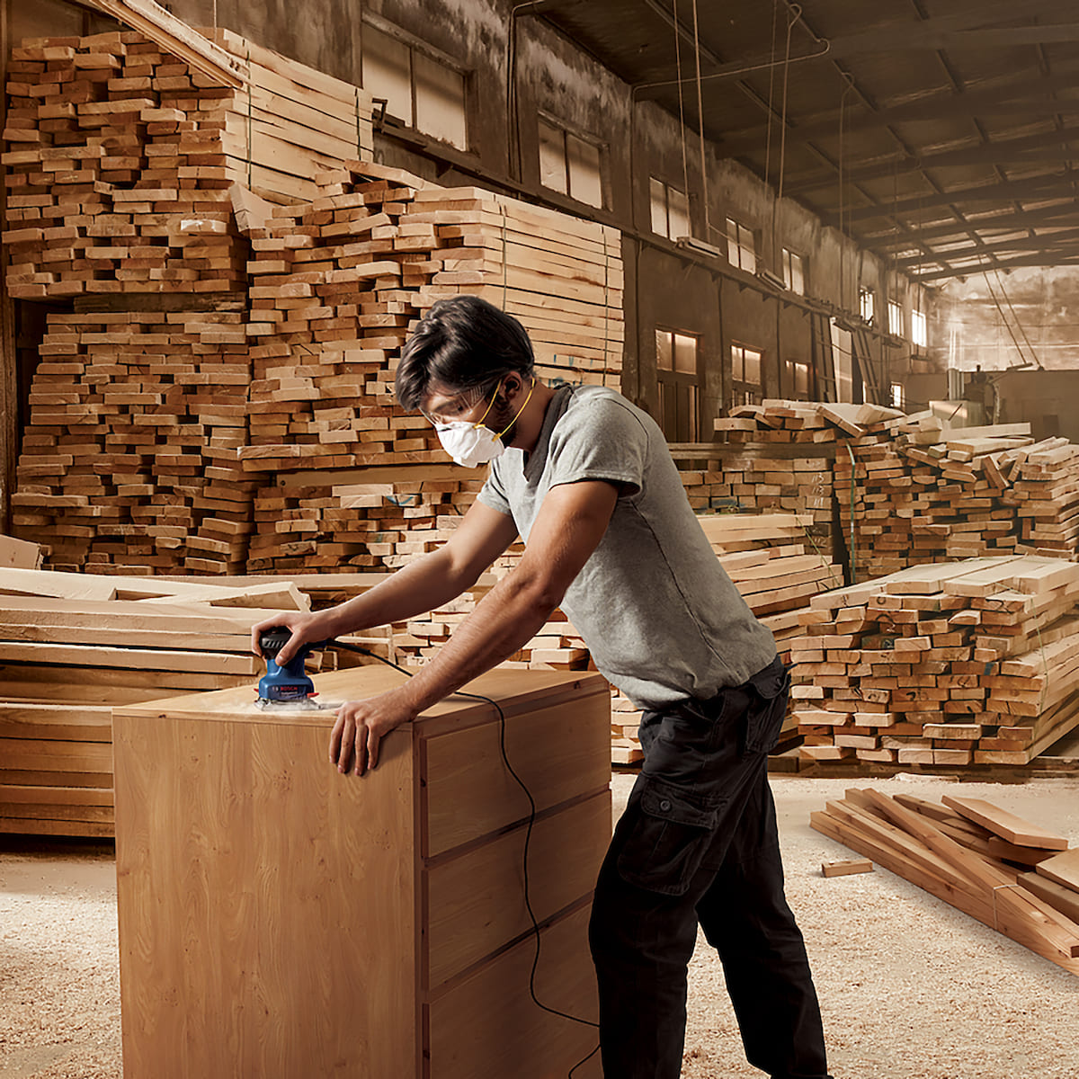 homem mostrando como esculpir madeira