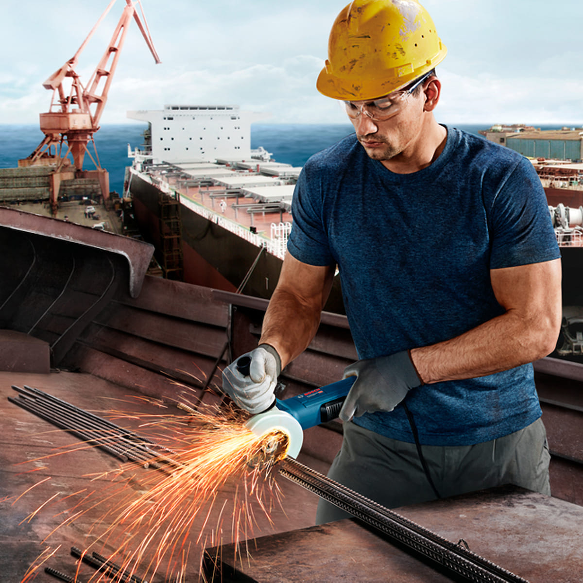 cuidados com a esmerilhadeira, homem manuseando uma esmerilhadeira e faiscas saindo