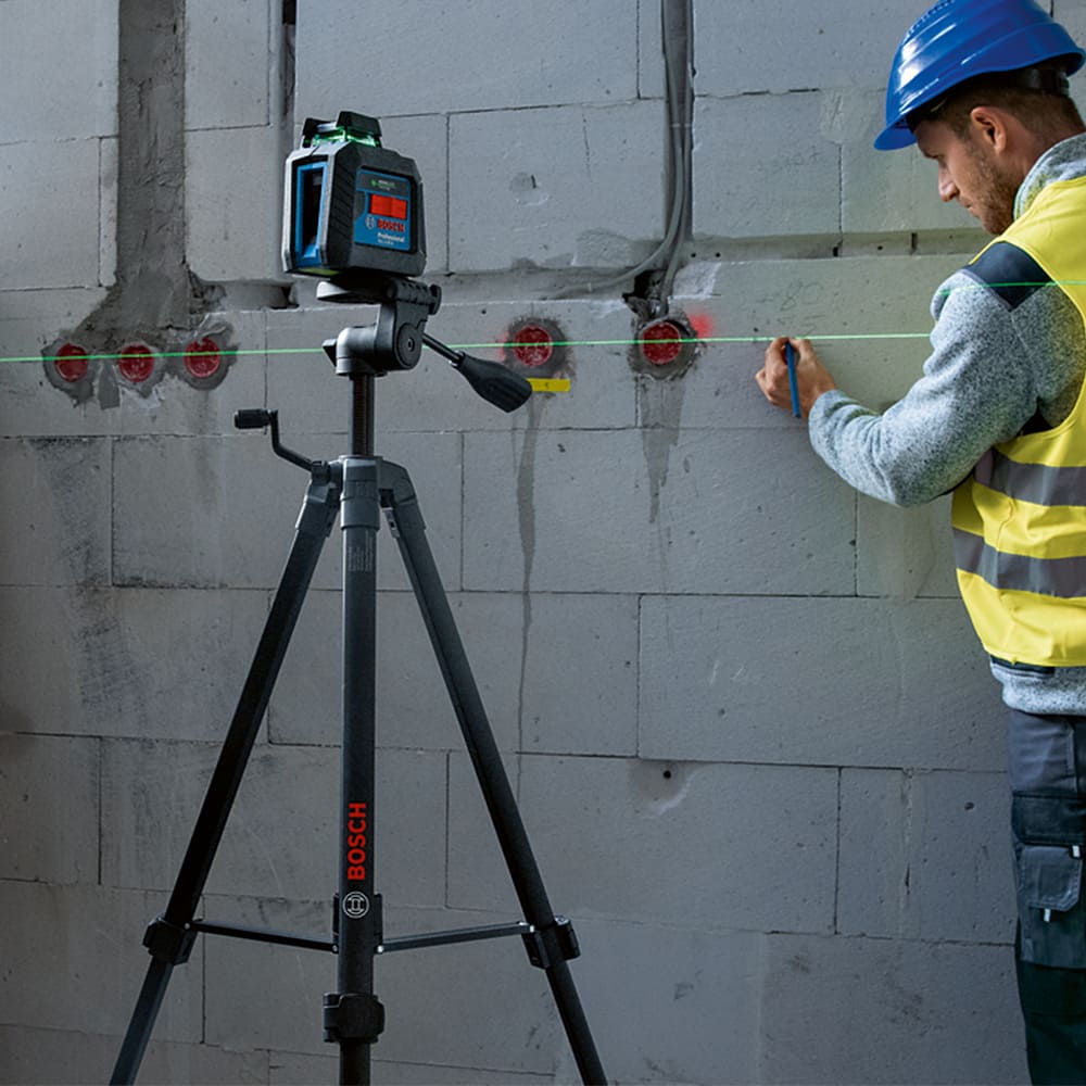 homem utilizando instrumentos de medidas
