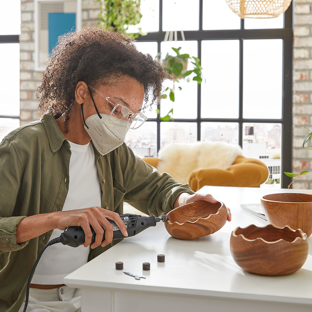mulher praticando técnica de acabamento fino em uma pequeno vaso