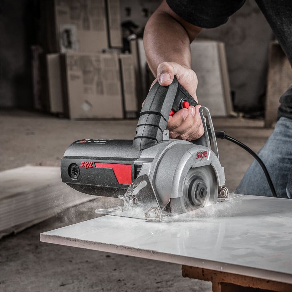homem segurando um dos tipos de ferramentas eletricas que é a serra