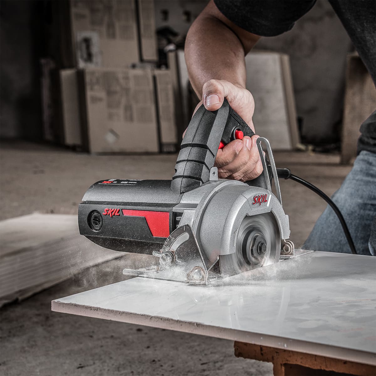 homem segurando um dos tipos de ferramentas eletricas que é a serra